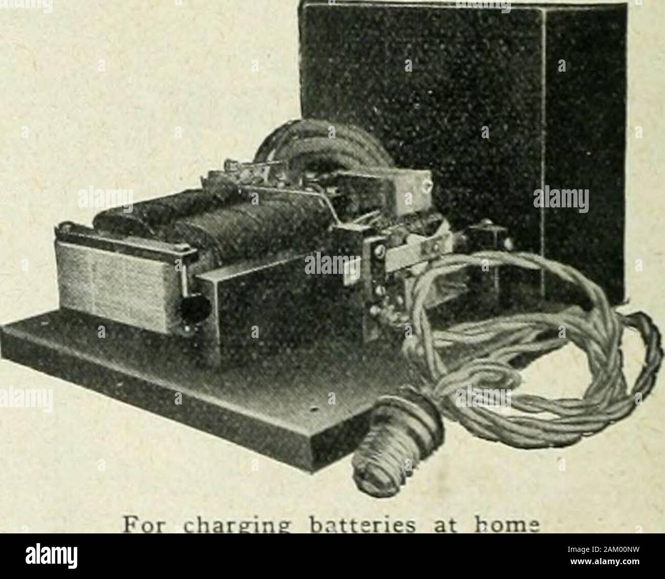 News et de l'ingénierie électrique . venient douille de lampe. La charge commence immédiatement. Une autre taille de redresseur de ce type qui vient d'être broughtout par la même entreprise est conçu pour être utilisé par auto-mobile concessionnaires et garagistes. Il sera chargé d'oneto quatre batteries 3 cellules à des taux de 3 amp. à 5 ampères. Le redresseur de Cambridge Tous les créateurs de stockage batteries attention le againstpermitting utilisateurs batteries à rester dans un conditioneven déchargé temporairement s'il n'est pas utilisé. Toutes les batteries, whetherin la voiture, bateau à moteur, de laboratoire ou d'autres services nécessitent de fréquentes,chargin Banque D'Images