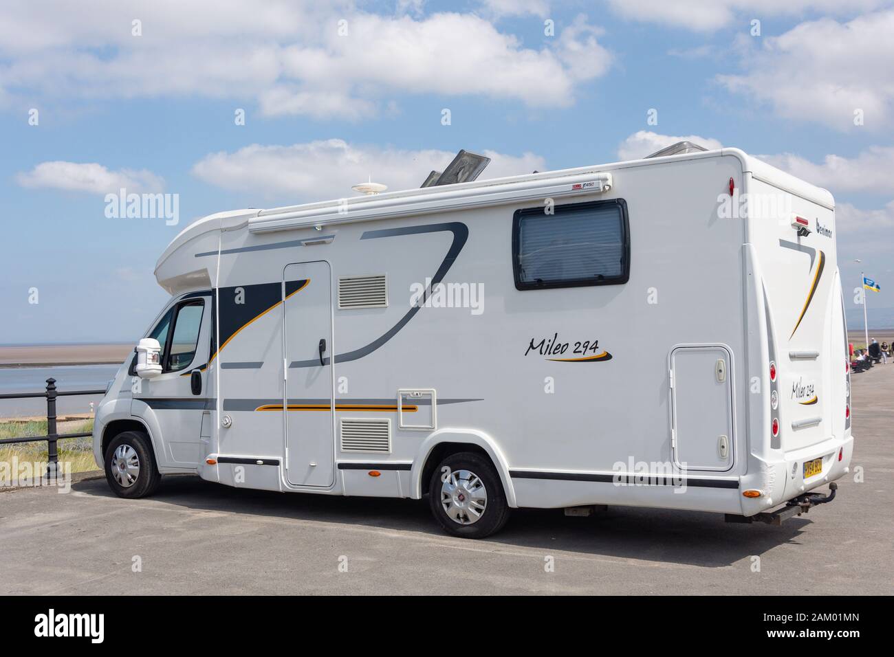 Benimar Mileo 294 camping-car dans le parking, l'Esplanade, Fleetwood, Lancashire, Angleterre, Royaume-Uni Banque D'Images