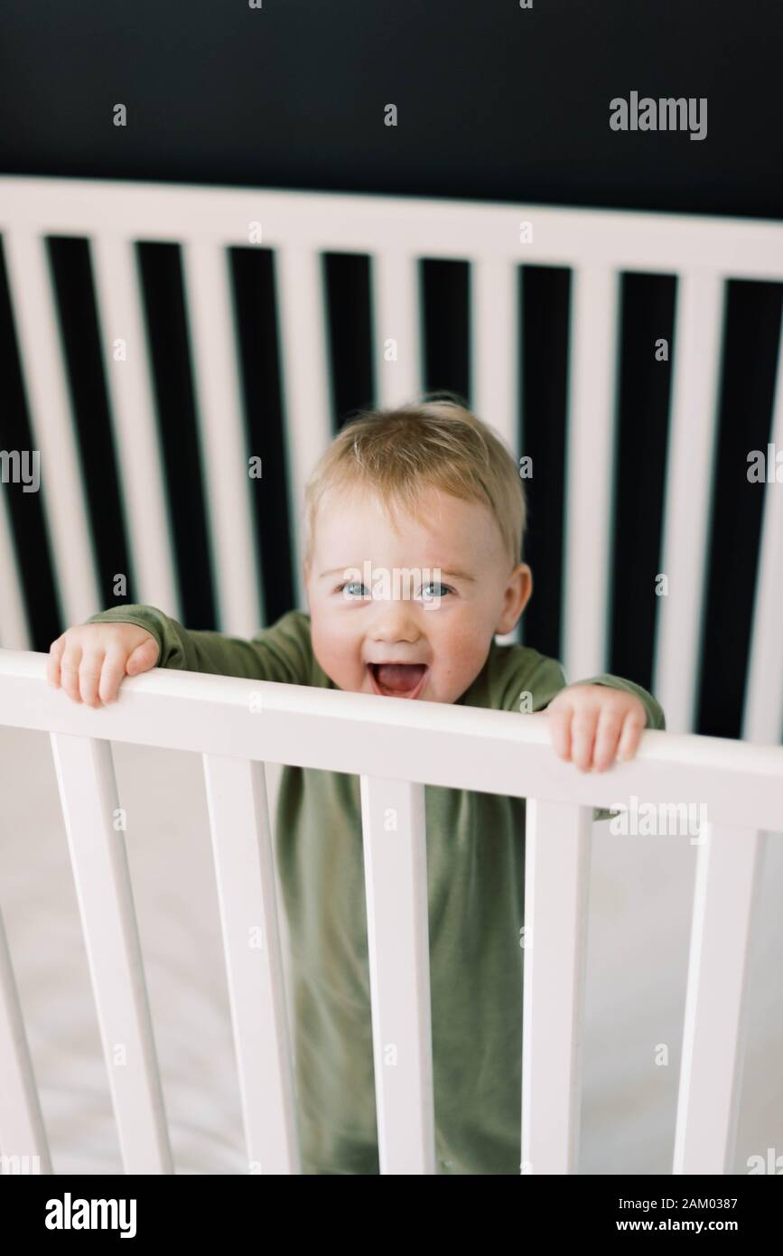 Petite fille de bébé dans sa pépinière. Banque D'Images