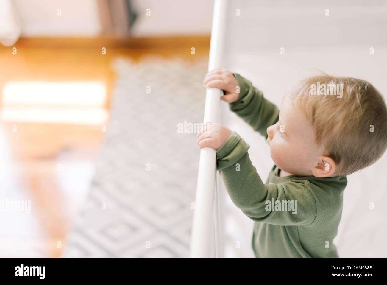 Petite fille de bébé dans sa pépinière. Banque D'Images