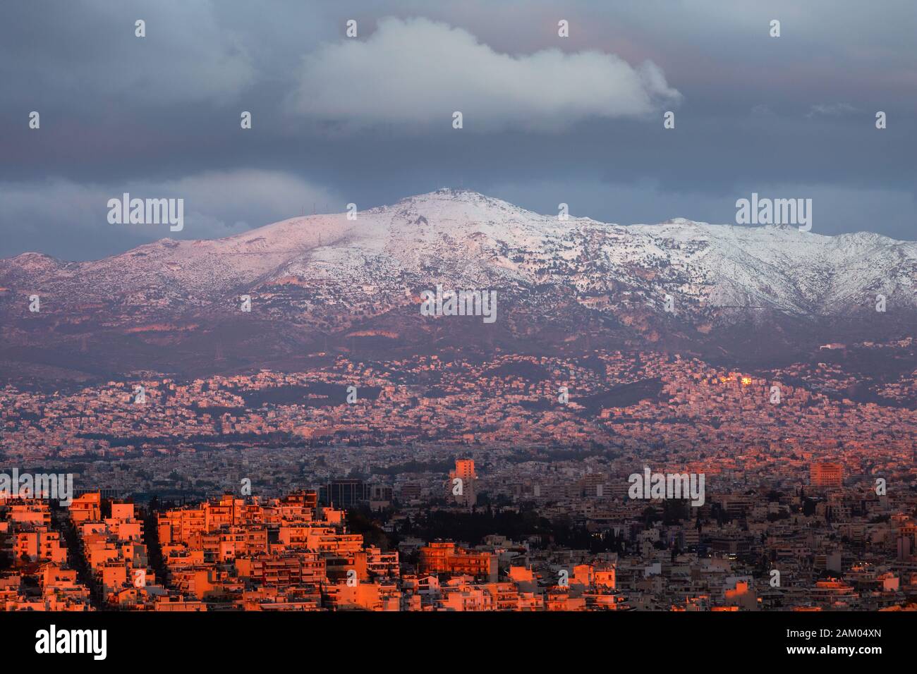 Vue sur le nord de l'Athènes et pentélique de la colline du Lycabette. Banque D'Images