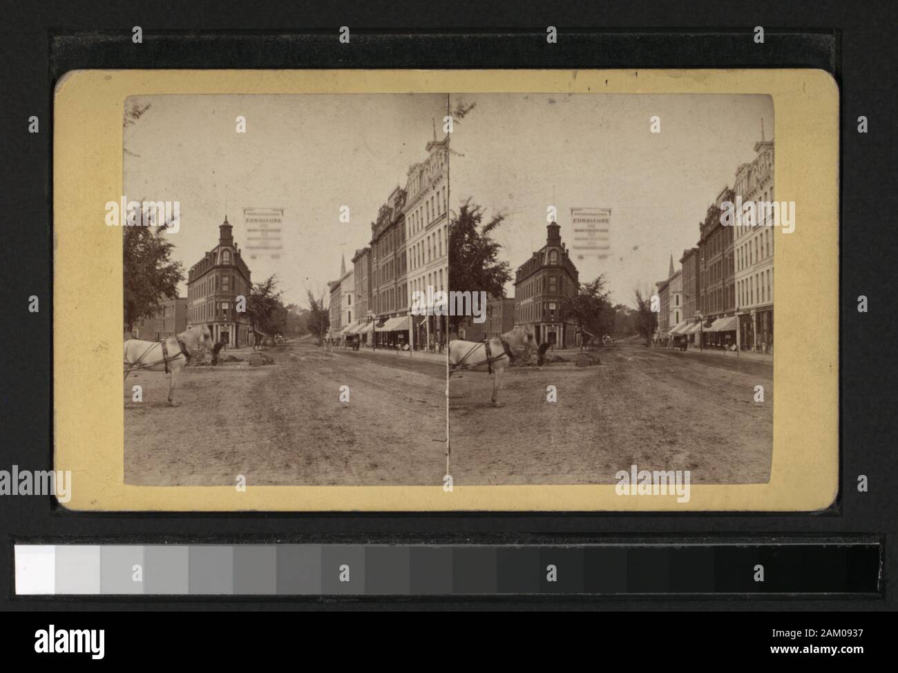 Scène de rue, Hartford, Conn., comprend des vues par D. S. Camp, S. C. Northrup, Milan P. Warner et d'autres photographes et éditeurs. Robert Dennis Collection de vues stéréoscopiques. Titre conçu par cataloger. Vues d'Hartford, Connecticut : général et comprend une vue sur la rue, y compris une scène de parade ; Compagnie d'assurance des immeubles ; la capitale de l'Etat, y compris une vue sur l'intérieur ; un bâtiment du gouvernement non identifiés ; des foyers y compris ceux de Mark Twain, Mme John Goodwin et un intérieur non identifiés montrant 3 hommes assis dans un salon avec un piano ; l'Atheneum ; Trinity College, l'église de la Banque D'Images