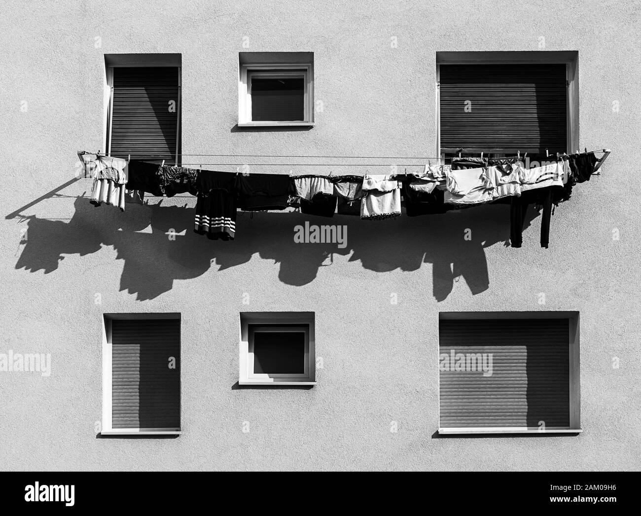 Vêtements suspendus à l'extérieur d'un bâtiment et séchage. Banque D'Images