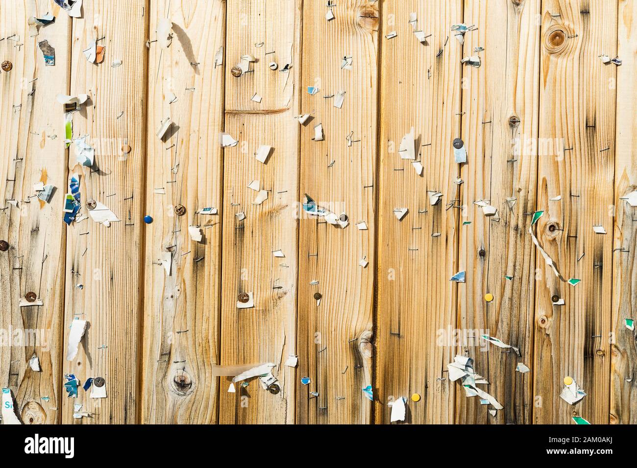 Reste des affiches sur la planche en bois pour les publicités Banque D'Images
