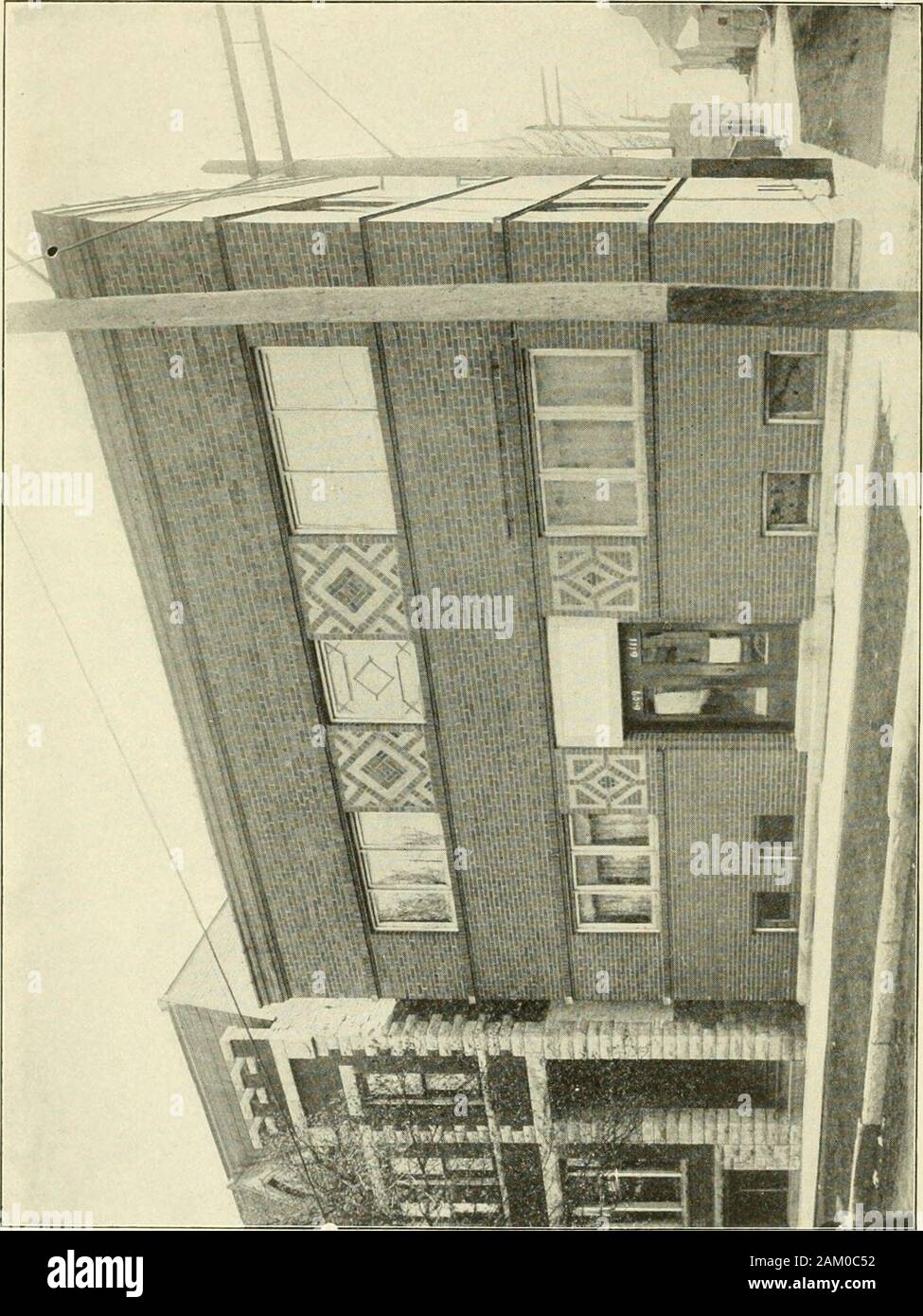 Cyclopedia of Architecture, menuiserie, et de la construction : un ouvrage de référence générale . tof la poutre, 2. Quelle est la charge utile d'une poutre de pin blanc 9 pieds longand 2 X 12 pouces en coupe, si le faisceau repose sur la supportsand la charge est au milieu de la poutre, le workino fiberstrength- en cours de 1 000 livres et la résistance au cisaillement 50 poundsper pouce carré. Le rapport de la longueur à la profondeur est inférieure à 10 ; hencethe sécuritaire dépend de la résistance au cisaillement de l'materialCalling la charge P, le maximum de externj^l cisaillement (voir le tableau B, page 55) équivaut à ^ P, et la formule de cisaillement plus Banque D'Images