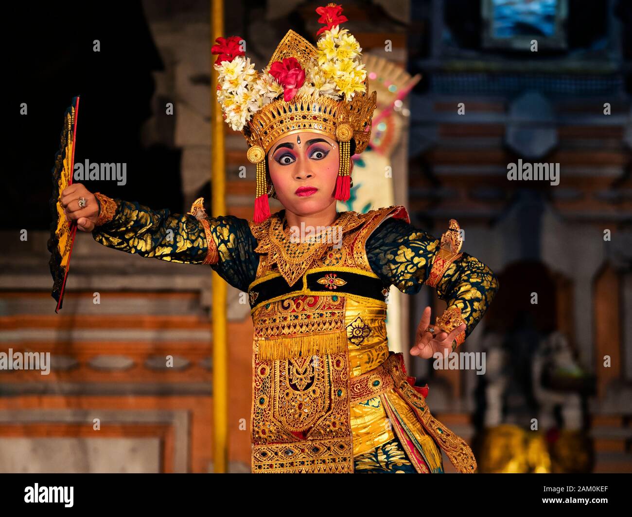 Danseuse balinaise qui interprète la danse Legong avec des costumes traditionnels au temple Pura Saraswati à Ubud, Bali, Indonésie. Banque D'Images