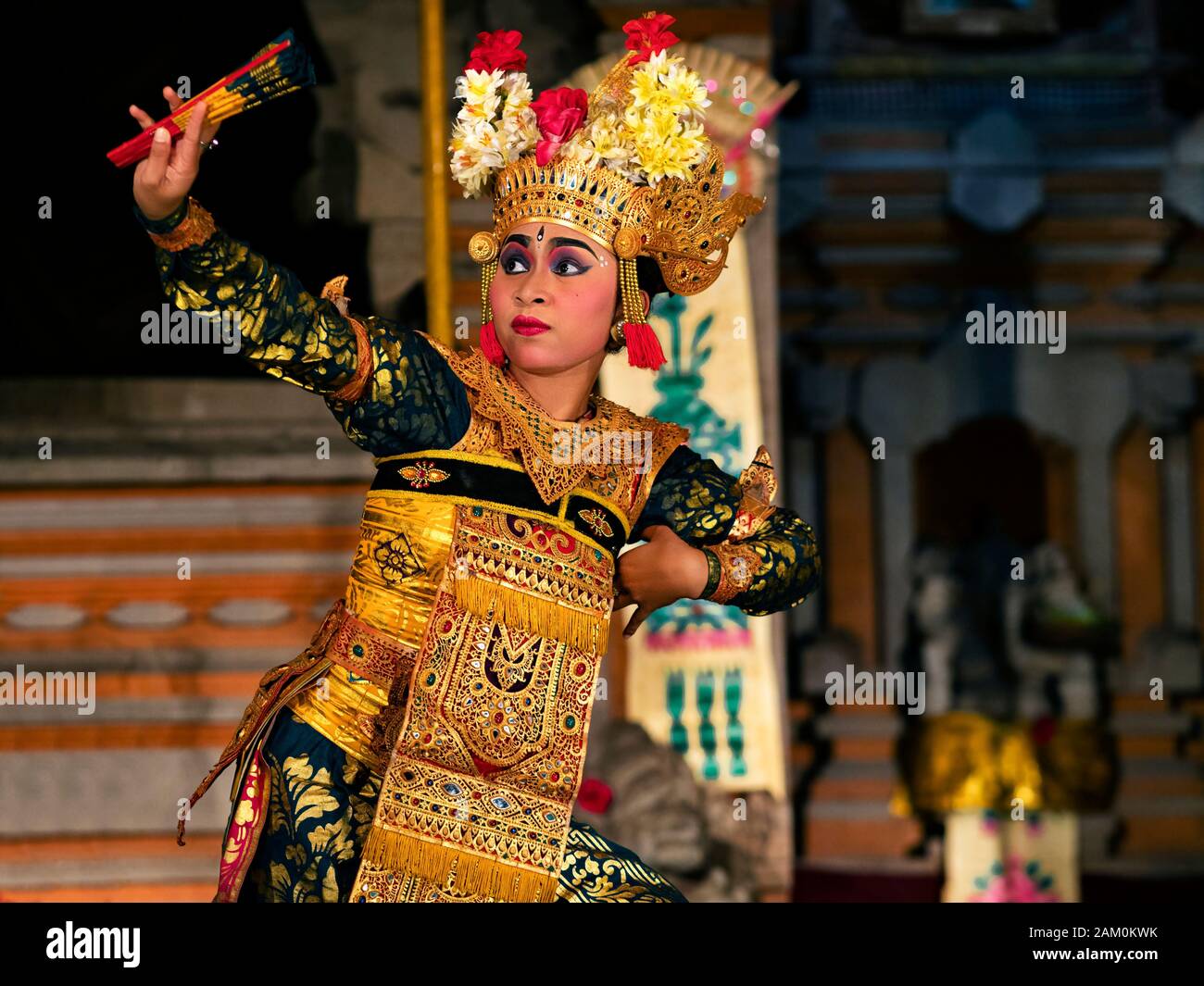 Danseuse balinaise qui interprète la danse Legong avec des costumes traditionnels au temple Pura Saraswati à Ubud, Bali, Indonésie. Banque D'Images