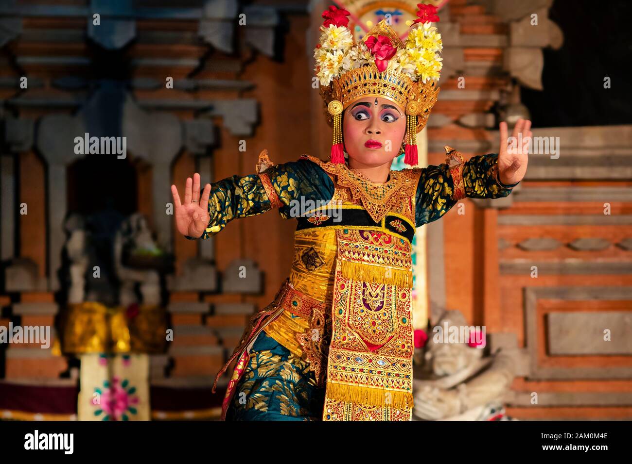 Danseuse balinaise qui interprète la danse Legong avec des costumes traditionnels au temple Pura Saraswati à Ubud, Bali, Indonésie. Banque D'Images