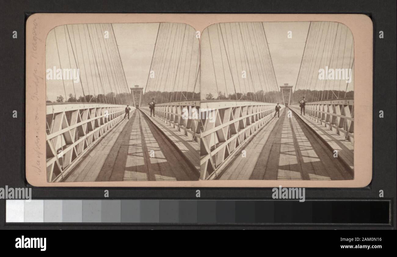 Pont suspendu, Niagara (vue de dessus) comprend six vues colorés à la main. Robert Dennis Collection de vues stéréoscopiques. Certains points de vue ont un timbre apposé. Titre conçu par cataloger. Vue sur les chutes du Niagara sans attribution ou titre de la série. Vues de Niagara Falls : chutes, rapides, Table Rock, vues d'hiver, ponts, Terrepin Tower, hôtels, les touristes se faisant passer par des chutes, une seule vue de prospect point avec deux chaises vides ; y compris les funambules Blondin sur son dos, baissant la tête à l'envers, et une vue sur des bateaux amarrés à la berge, au-delà de la ville. ; Suspension Bridge, Niagara [top view]. Banque D'Images