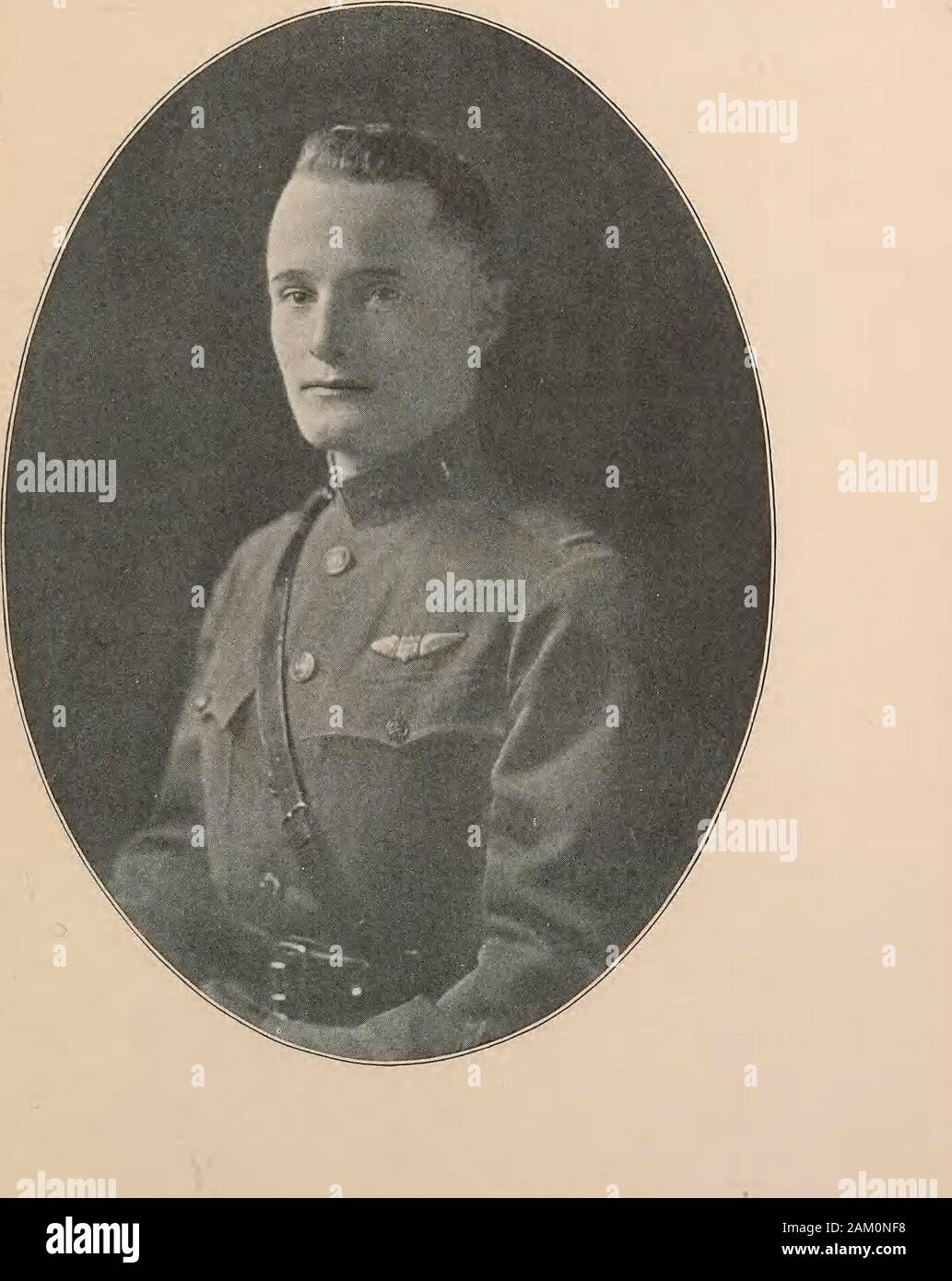 Les aviateurs de la Nouvelle-Angleterre 1914-1918 ; leurs portraits et leurs dossiers. École du Corps d'abord, Gondre-cour. Il avait également une formation de vol avec l'armée française à Ecolede Voves, et était breveted comme pilote militaire, le 24 juin 1918. (À l'Extrême-man plans). Il a été promu lieutenant en 2d. A.S.A., U.S.A., juin10,1918. Depuis le 1er juillet à octobre 1,1918, il était commandant du détachement de l'Aviation américaine Officerof, Ecole d'Avord, advanced flyingtraining ; transfert à avions Sopwith, suivie de chasse formation sur avions Nieuport. À partir de 1er octobre au 7 octobre 1918, il avait peut-Ameri recherche Formation à Issoudun. D'Octobre à décembre 19 8 Banque D'Images