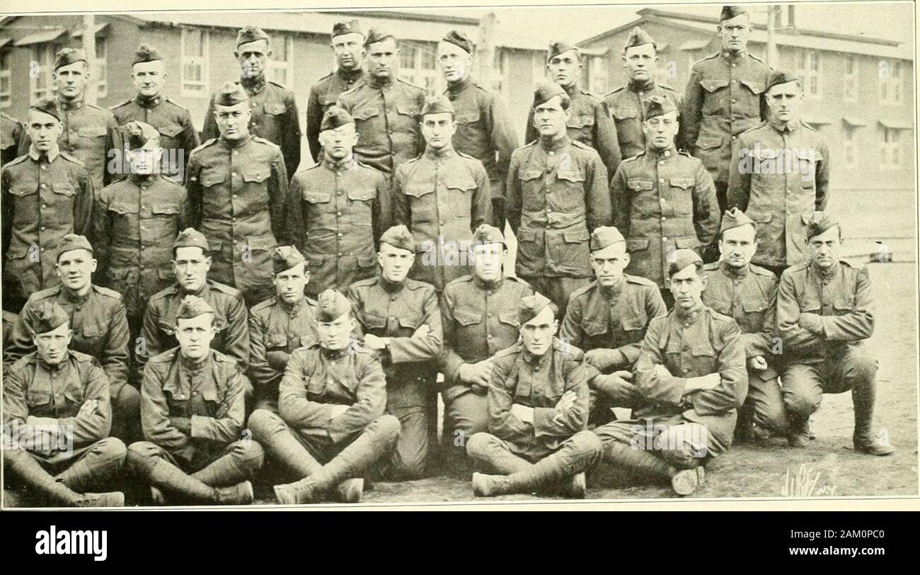 331field artillery, United States Army, 1917-1919 . Haut j ?oeo-Loncki, Lundberg, Gustafson, Shaulis, Klingebiel, Gaulrapp, riz, Couture, Johnson, Palmer, Schwallbach, BonthSecond-Rangs Austin, Wolfram, Garthwaite, Hinchliff, Conrad, Finney, Deshaw, Frese, Drager, McMulen.Troisième ligne-Clark, Kersten, Kohn, Meyers, Martens, Mackley, MCINTYRE, Ely, Hines.Rangée du bas- Stahnke, Suter, Kruse, Micken, Thompson, Richardson, Boebel.. Rangée du haut-Olund, Baebler, Schneider, mur, Walter, Nelson, McDermott, Stiegelmeyer, TaylorSecond-ligne Franceen, Anderson, Sorum, Chyska, Schaeffner, Berg, Lodge, Eberhardt.Troisième Banque D'Images