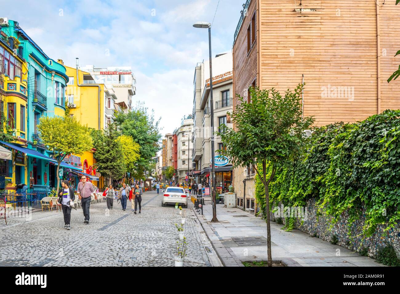 Une rue pleine de boutiques colorées et cafés dans le quartier historique Sultanahmet d'Istanbul, Turquie. Banque D'Images