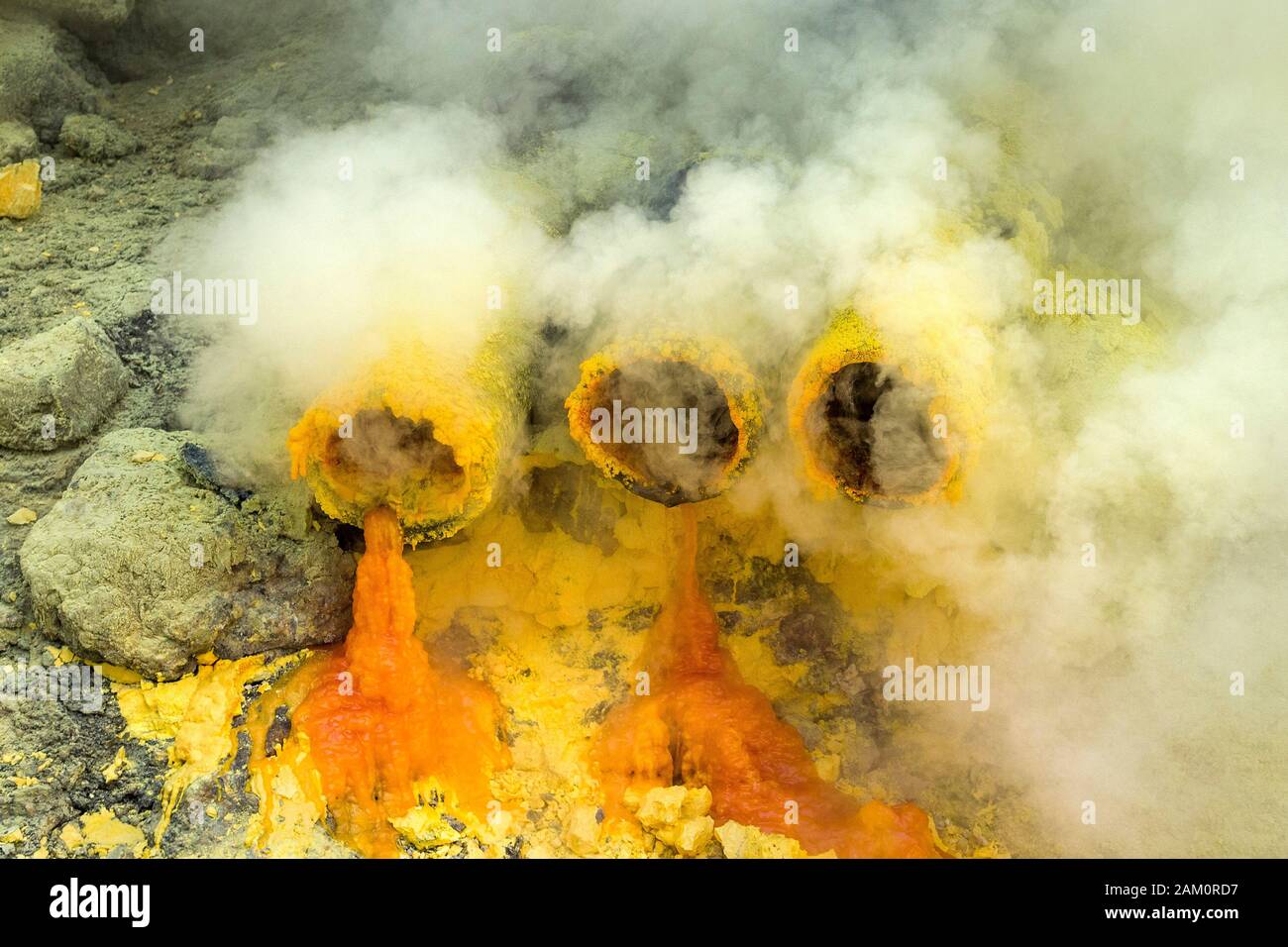 Le soufre fondu s'écoulant des tuyaux du volcan Kawah Ijen, en Java orientale, en Indonésie. Banque D'Images