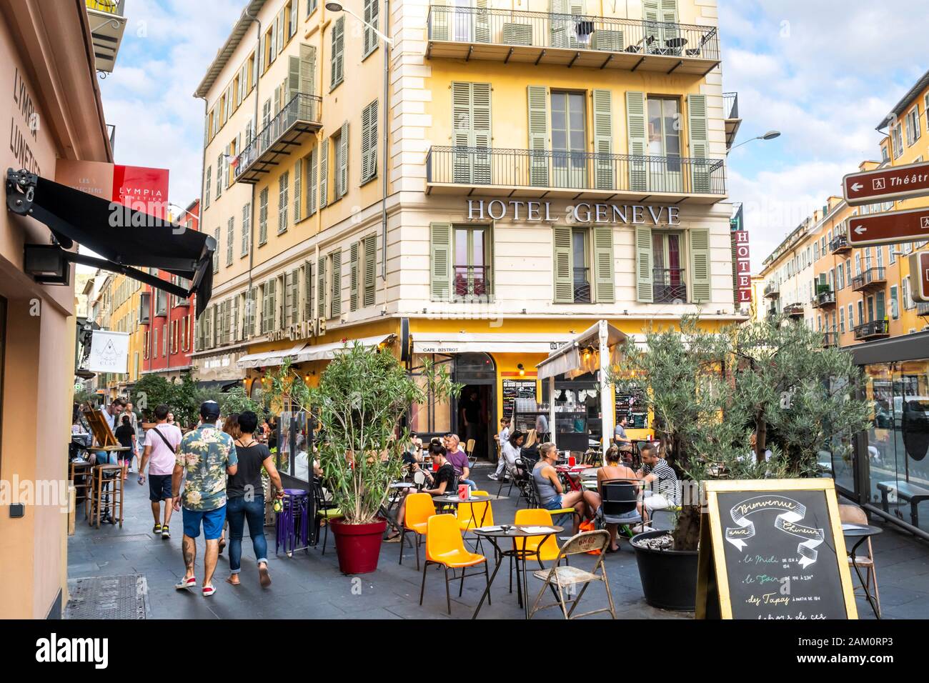 Les touristes passent par les hôtels, cafés et boutiques de la vieille ville de Nice, France, sur la Côte d'Azur. Banque D'Images