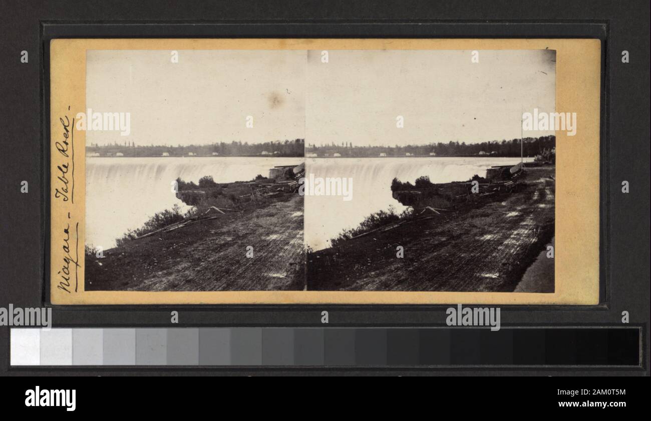Table Rock, près du bord de l'automne à cheval, côté Canada comprend six vues colorés à la main. Robert Dennis Collection de vues stéréoscopiques. Certains points de vue ont un timbre apposé. Titre conçu par cataloger. Vue sur les chutes du Niagara sans attribution ou titre de la série. Vues de Niagara Falls : chutes, rapides, Table Rock, vues d'hiver, ponts, Terrepin Tower, hôtels, les touristes se faisant passer par des chutes, une seule vue de prospect point avec deux chaises vides ; y compris les funambules Blondin sur son dos, baissant la tête à l'envers, et une vue sur des bateaux amarrés à la berge, au-delà de la ville. ; Table Rock, près de la GDE Banque D'Images