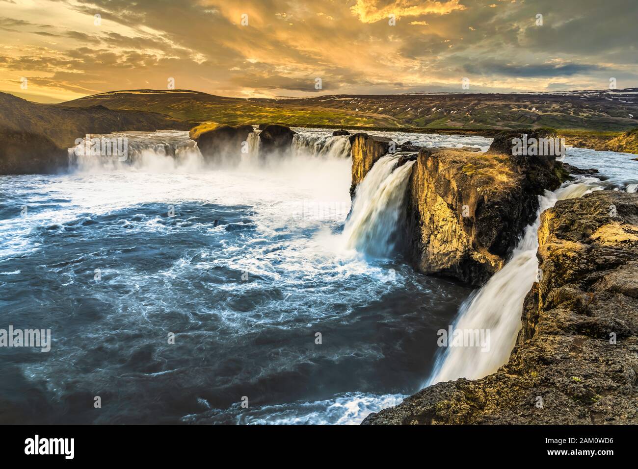 La cascade Goðafoss dans le nord de l'Islande au coucher du soleil, l'Europe. Banque D'Images