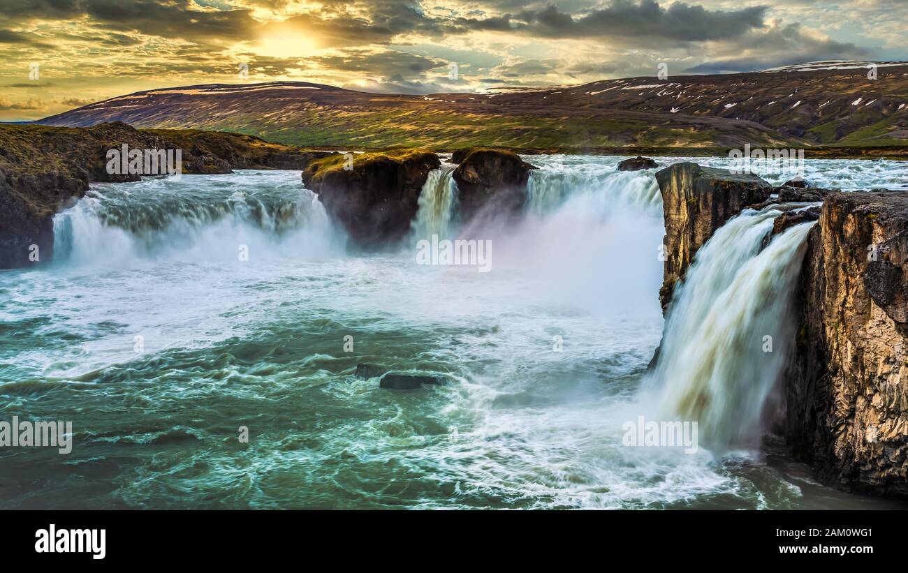 La cascade Goðafoss dans le nord de l'Islande au coucher du soleil, l'Europe. Banque D'Images