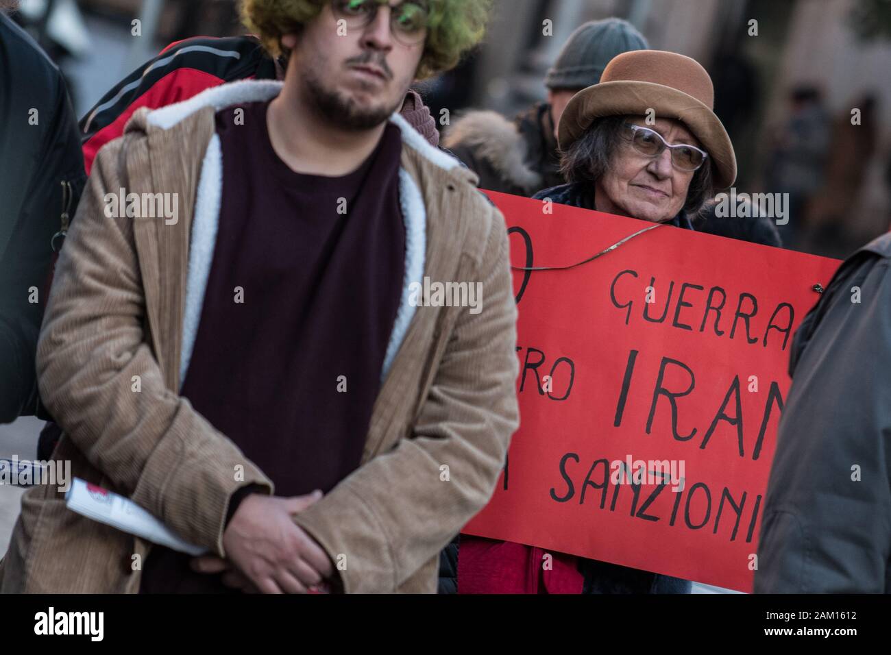 Demonstrator holding a placard pendant la manifestation.à la Piazza Barberini a eu lieu une manifestation pour la paix et contre le risque d'une escalade de la guerre entre les États-Unis et l'Iran, déterminée par l'assassinat ciblé du Major-général iranien Qasem Soleimani tués par des drones américains - grève ordonnée par le président américain Donald Trump et le lancement des missiles iraniens contre deux bases US en Irak. Le Gouvernement italien a appelé les protestataires à retirer les troupes italiennes d'Irak et de tous les autres scénarios de guerre, de quitter l'OTAN, et pour une réduction drastique des dépenses militaires. Banque D'Images