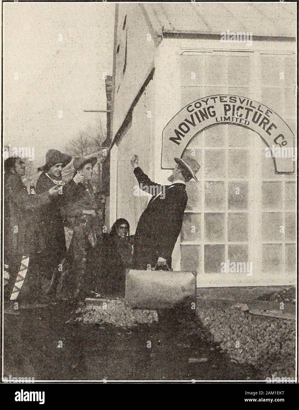 Déménagement Photo News (1911) . La citp la dernière partie de la semaine, et il certainlywas excellent. Toute personne ayant visité l'île peuvent readilysee que la société américaine nous a donné une fidèle reproduction du sous-marin merveilleux jardins qui areworld réputé. Quand on voit le travail qui est putout par la compagnie américaine on se demande comment ils le font. Ouvert à Eepresent FilmManufacturers bon américain pour l'Angleterre, l'Europe et les colonies anglaises de câble ou d'écrire : Universal Film Company, Ltd. 5 Danemark St., Charing Cross Road, London,W. C. Adresse, Ufilmico par câble, téléphone, Londres Central 13674 40 Banque D'Images