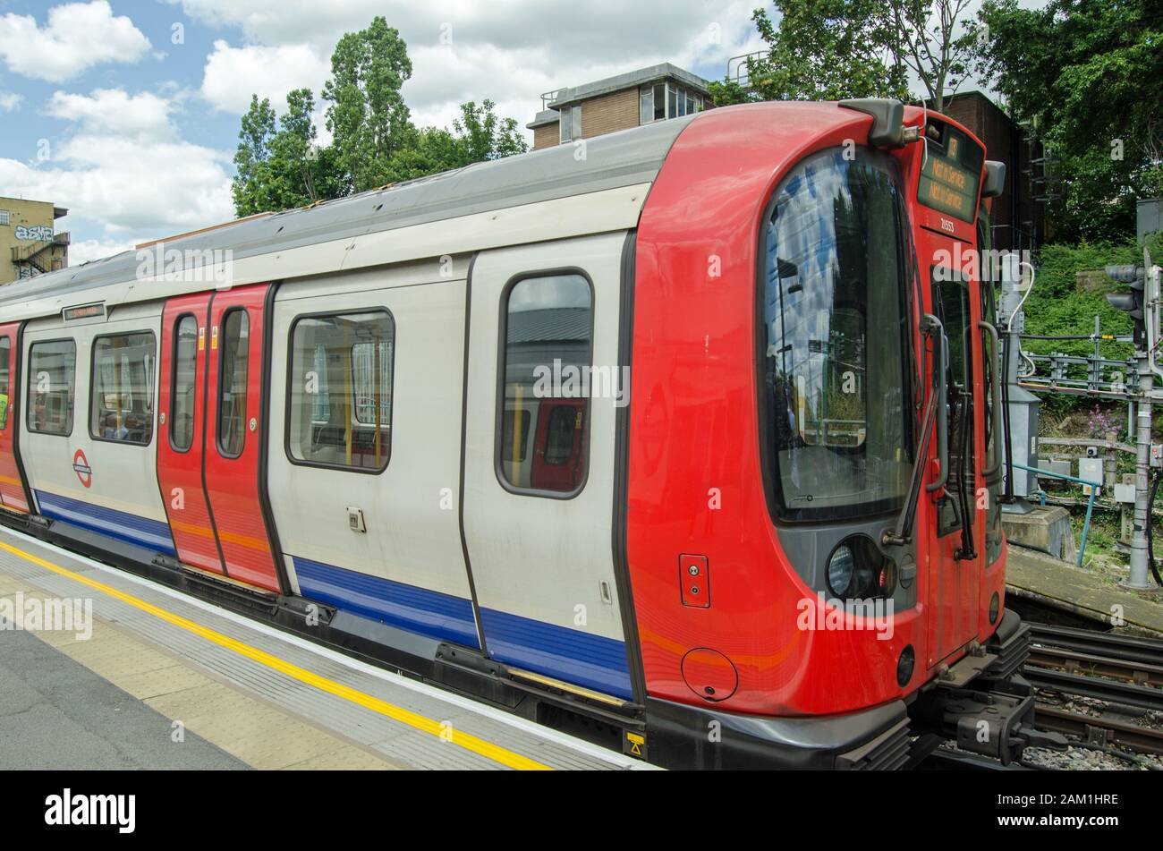 Londres, Royaume-Uni - 22 juin 2019 : taxi du chauffeur d'un train District Line dans le métro de Londres. Après-midi ensoleillé d'été à Ealing Broadway Station, West Banque D'Images