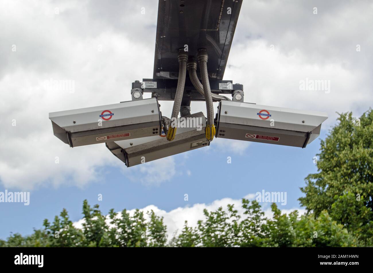 Londres, Royaume-Uni - 22 juin 2019 : caméras de télévision en circuit fermé placées sur une plate-forme à la station Ealing Broadway dans l'ouest de Londres. Banque D'Images