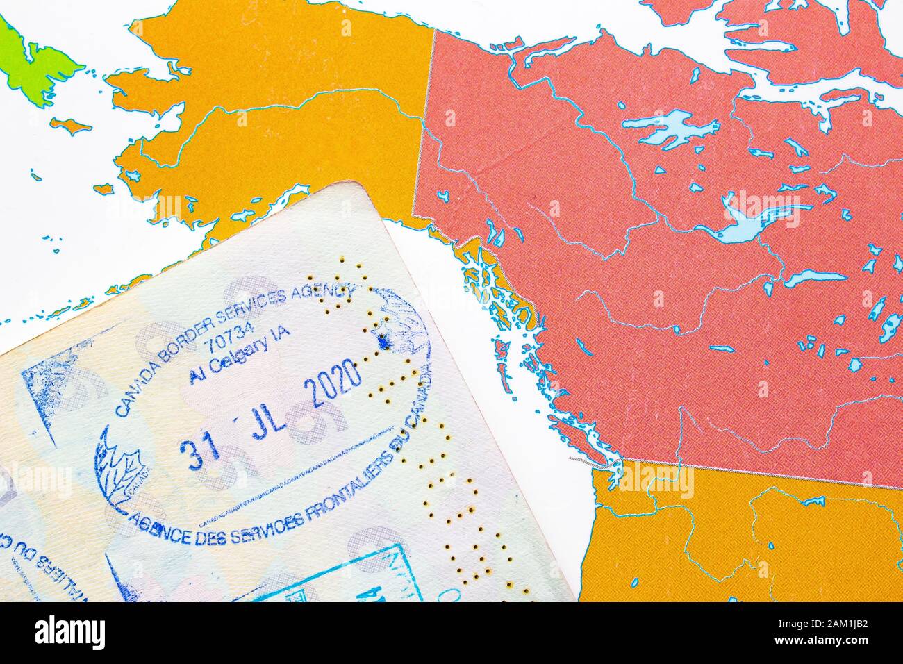 Une page intérieure d'un passeport sur un cachet d'entrée au Canada avec une carte de l'amérique du Nord sur le fond Banque D'Images