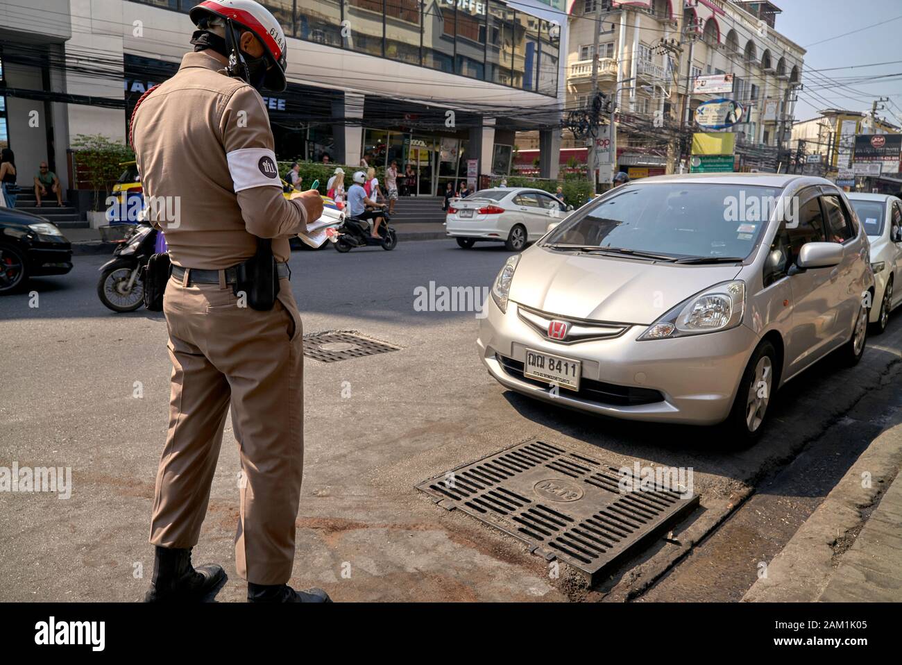 Thaïlande agent de police l'émission d'une contravention, l'agent de la circulation en donnant un ticket Banque D'Images