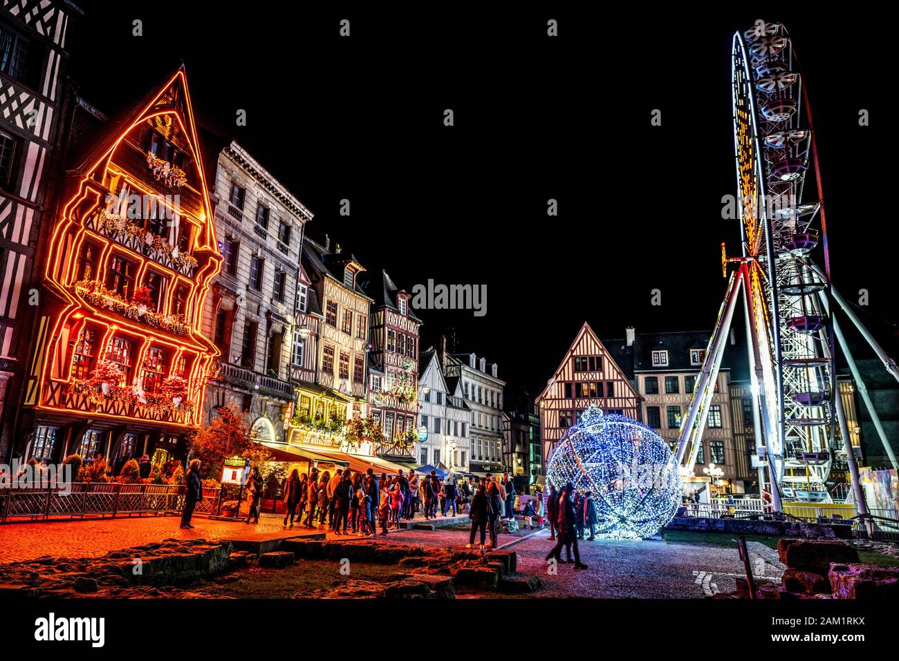 Rouen France, 23 décembre 2019 : Place du Vieux marché ou marché ancien illuminé la nuit pendant la période de Noël à Rouen Normandie France Banque D'Images
