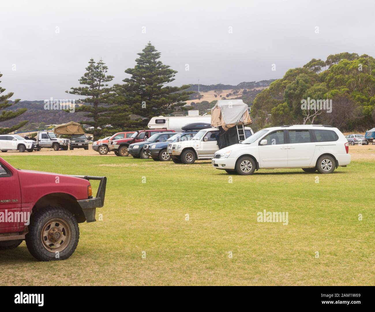 Des rangées de voitures des évacués stationnés sur l'ovale Penneshaw, Australie méridionale, pendant la crise des feux de brousse de Kangaroo Island. Banque D'Images