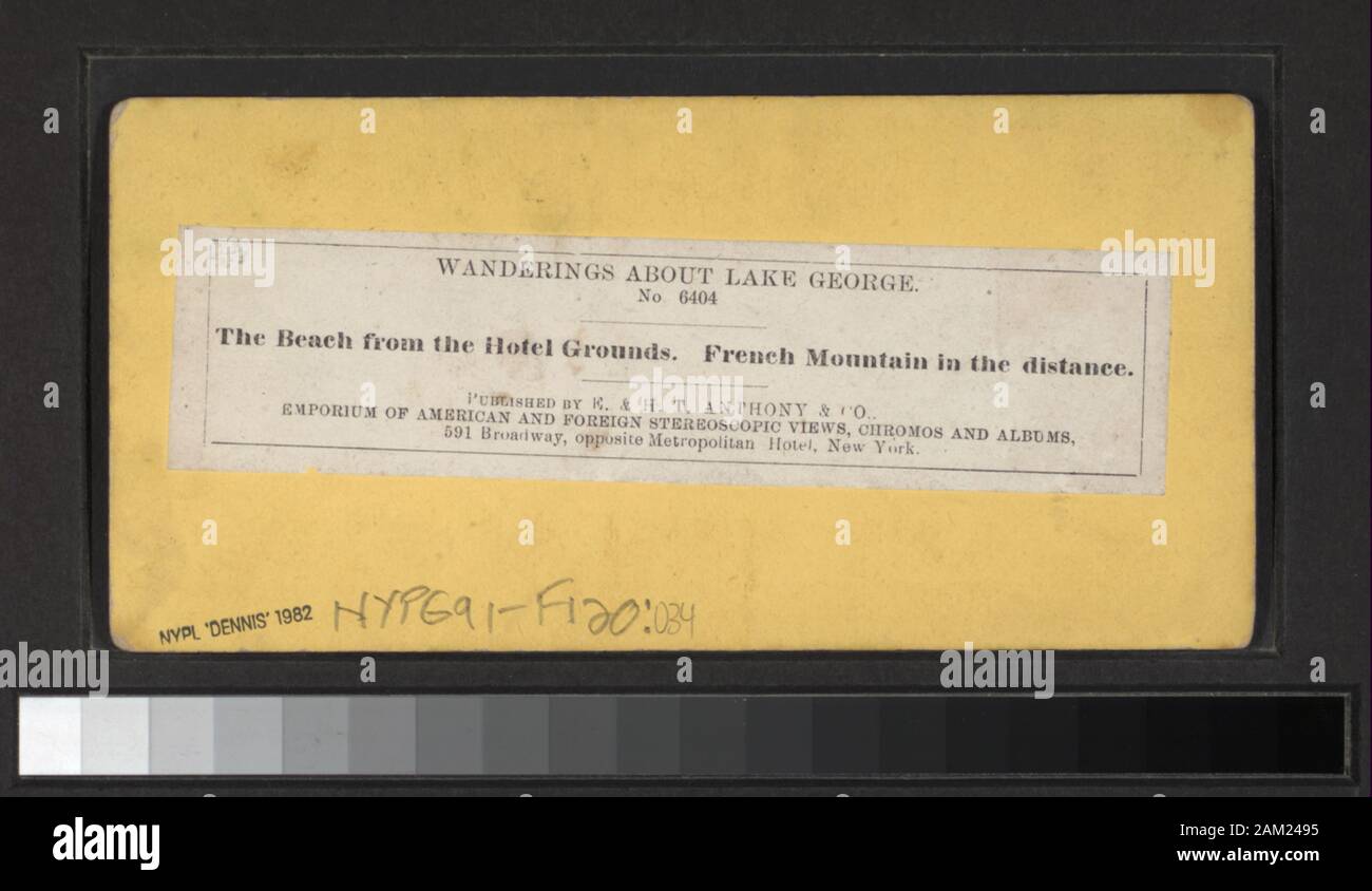 La plage de l'hôtel La Montagne des Français dans le titre à distance conçu par cataloger. Sur le lac George, New York, y compris le lac, les îles, canoës, truite, Bloody Pond, les montagnes autour du lac, des bateaux à vapeur, les jetées, les hôtels y compris Ft. William Henry Hotel, diligences, camping, les gens d'autres touristes, les environnements locaux de Bolton, Caldwell, ancien Ft. George et d'autres sites historiques. Comprend quatre vues colorés à la main. Vues comprend par E. & H.T. Anthony, D. Barnum, G.S. L'Irlandais et d'autres photographes et éditeurs. Robert Dennis Collection de vues stéréoscopiques. ; la plage de l'hôtel gro Banque D'Images