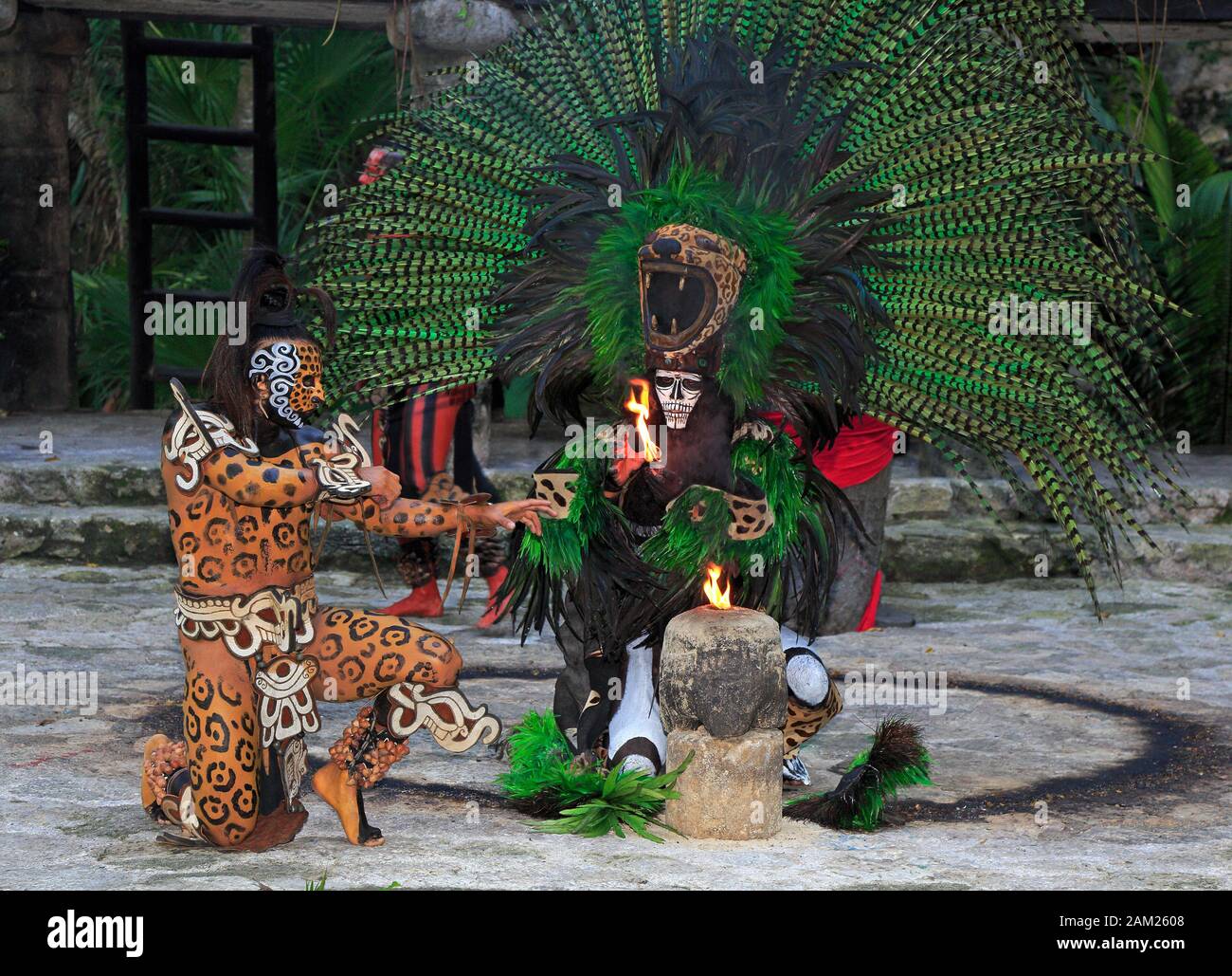 Les gens amérindiens mayas préhispaniques se délasse dans la jungle, au Mexique Banque D'Images