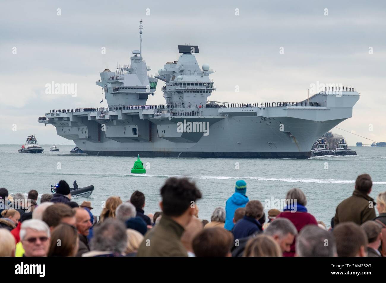HMS Prince de Galles, la Royal Navy deuxième classe Queen Elizabeth porte avion, navigue dans la base navale de Portsmouth pour la première fois cette après ... Banque D'Images