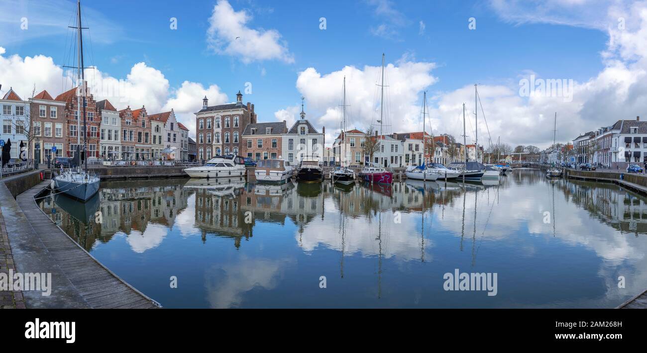 Goes - Vue Sur Le Port De Plaisance De Goes Harbour Et Les Bâtiments Historiques, Zeeland, Pays-Bas, Goes, 21.03.2018 Banque D'Images