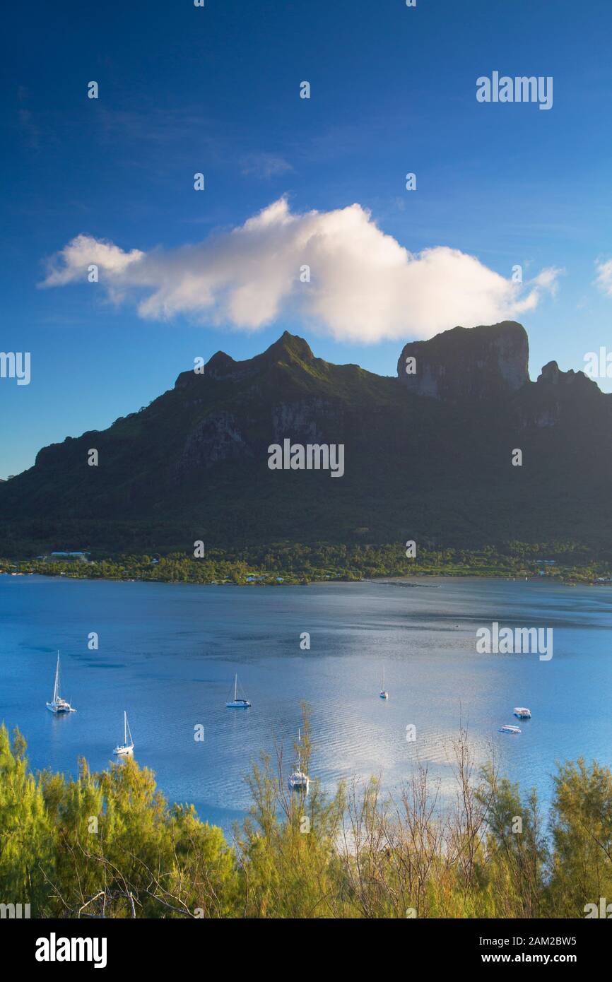 Vue sur le Mont Otemanu, Bora Bora, îles de la société, Polynésie Française Banque D'Images