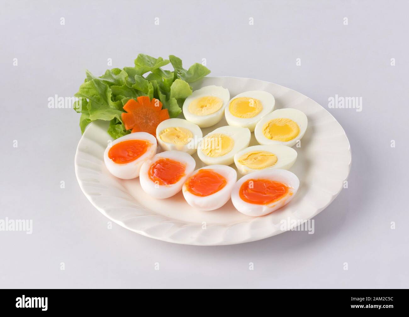 Œufs de canard mollets et œufs durs sur le plat isolé sur fond blanc Banque D'Images