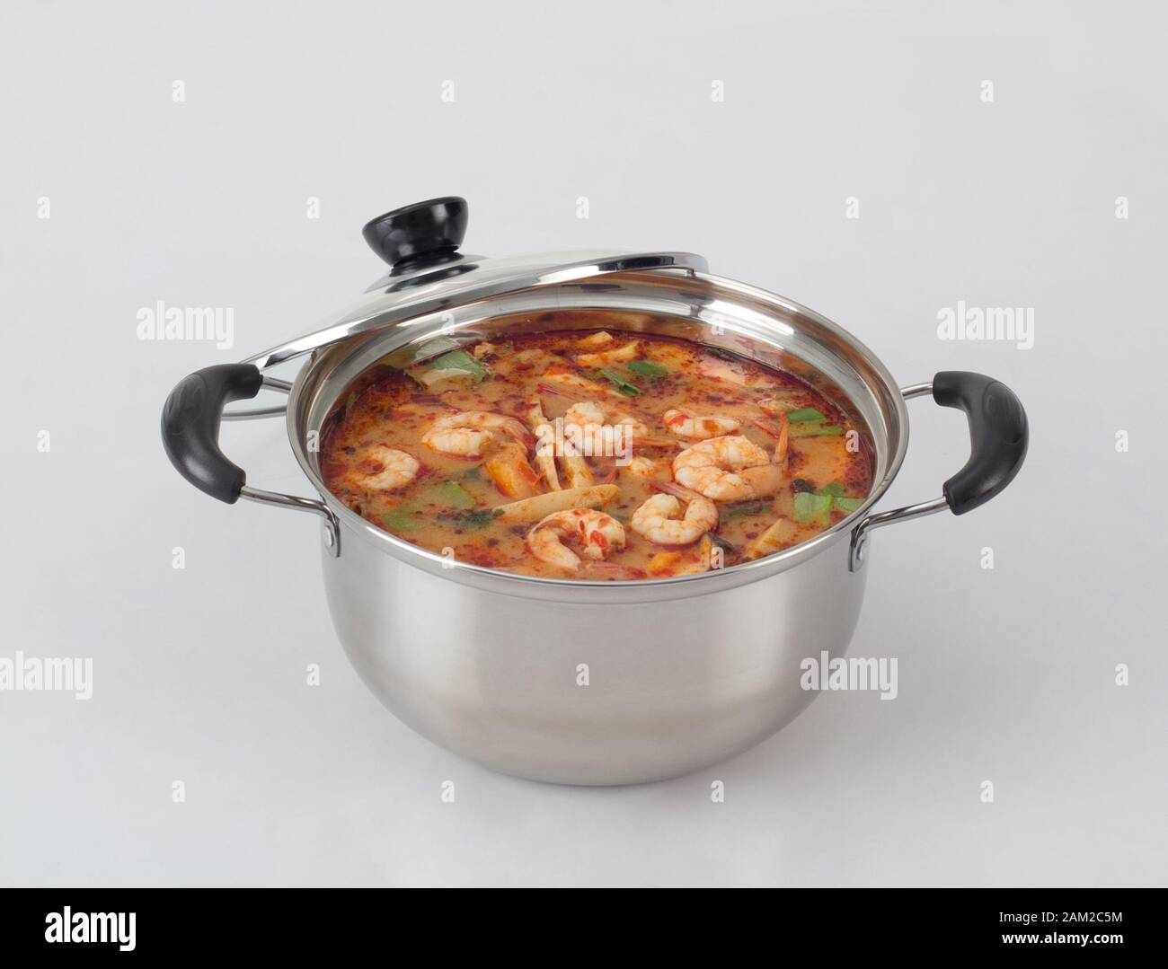 Tom Yum Kung, soupe épicée de crevettes dans la casserole, célèbre cuisine thaïlandaise Banque D'Images