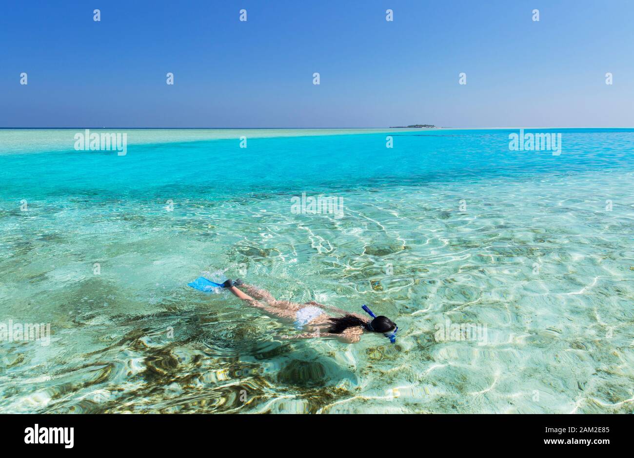 Femme de la plongée libre dans le lagon, l'île de Rasdhoo, Nord de Ari Atoll, Maldives Banque D'Images