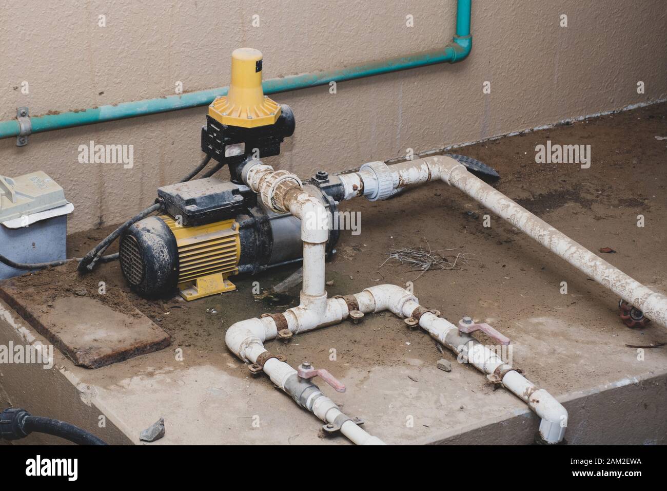 Tuyauterie de la pompe à eau et installation extérieure des tuyaux en pvc  dans une maison. Bricolage, réparation, concepts de plomberie Photo Stock -  Alamy