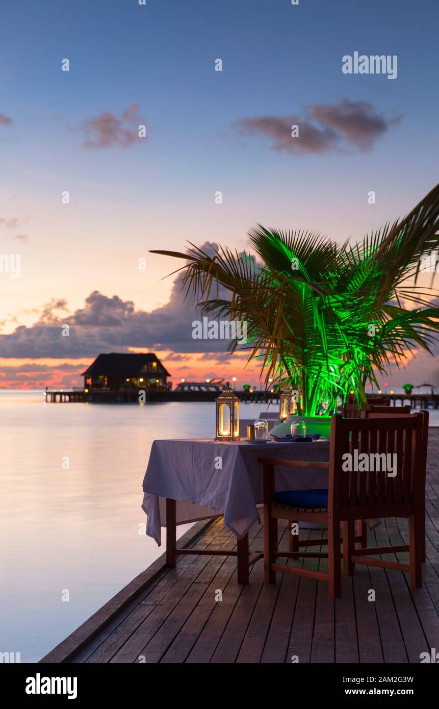 Restaurant à la plage et station thermale d'Olhuveli au coucher du soleil, South Malé Atoll, Kaafu Atoll, Maldives Banque D'Images