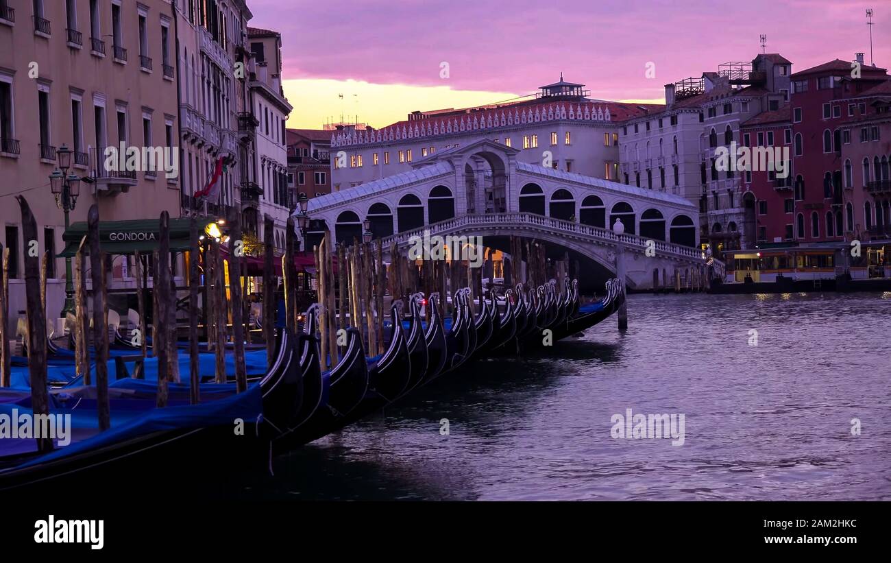 Grand Canal et Pont du Rialto au coucher du soleil à Venise, Italie. Banque D'Images