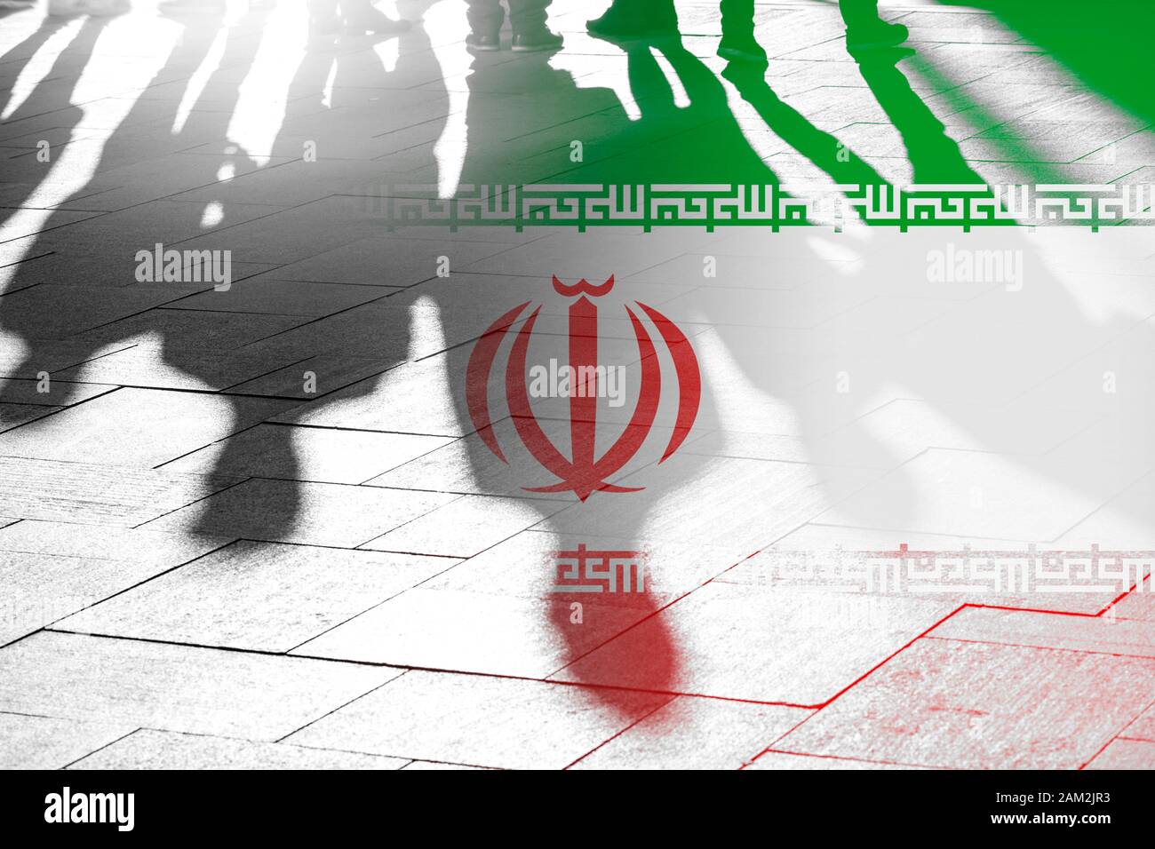 Iran Drapeau et ombres Des Gens comme Image conceptuelle de La Situation politique dans le pays Banque D'Images