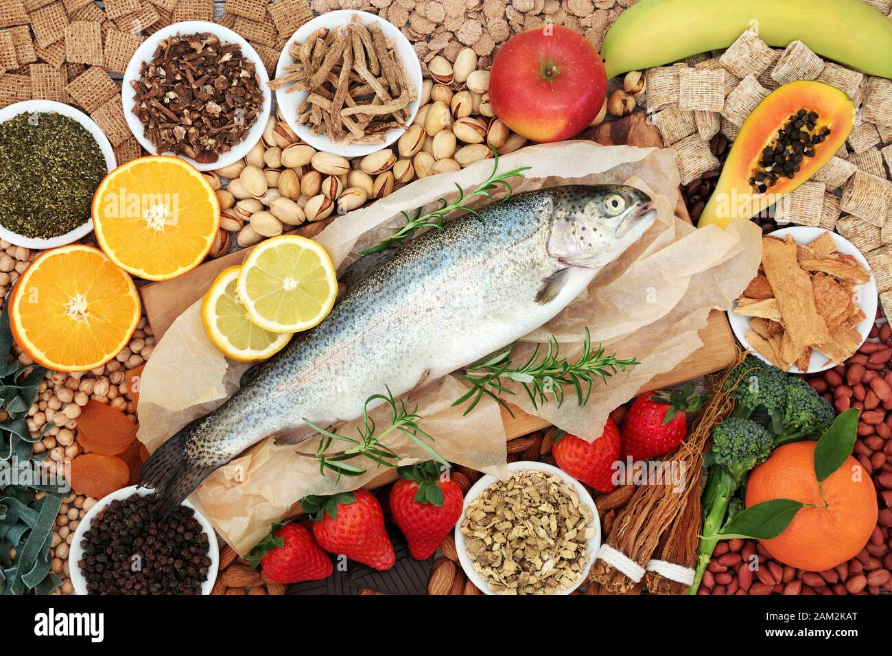 Nourriture de santé pour la vitalité, l'énergie et la forme physique avec le poisson, les fruits, les légumes, les légumineuses, les pâtes, les noix, les céréales et la médecine de fines herbes. Banque D'Images