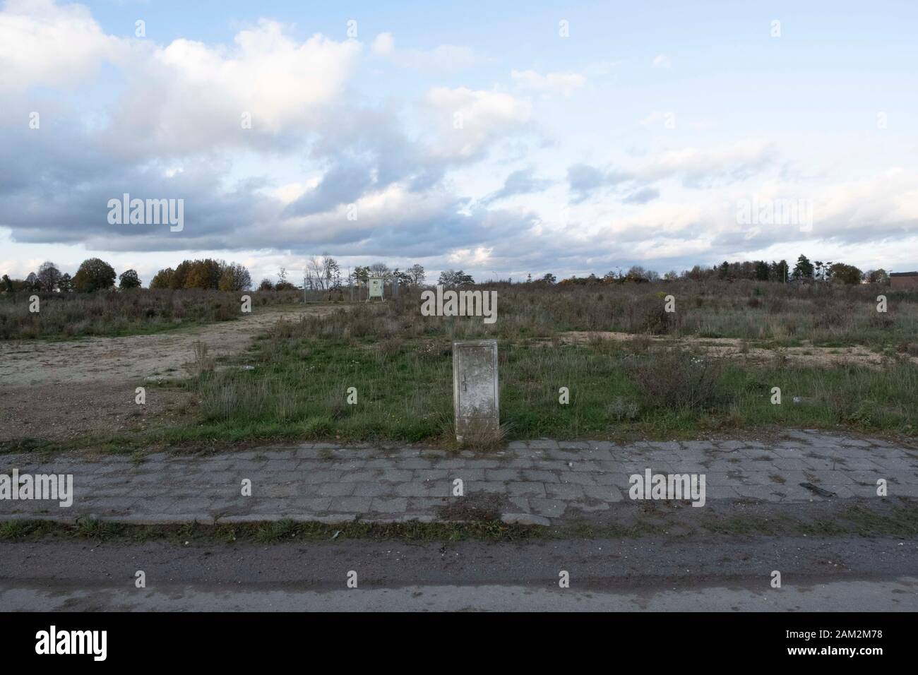 Une armoire électrique isolée en bordure de route dans la ville minière de charbon abandonnée d'Immerath, en allemagne Banque D'Images