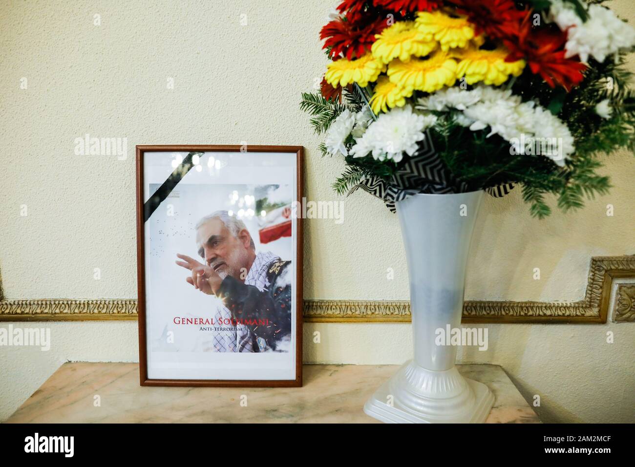 Bucarest, Roumanie - 10 janvier 2020: Photo montrant le général iranien Qassim Soleimani et des fleurs à l'ambassade iranienne de Bucarest. Banque D'Images