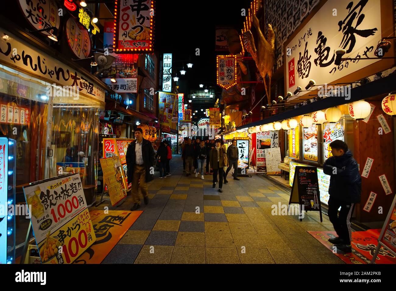 Osaka, Japon - 15 décembre 2019 : La célèbre rue commerçante Shinsekai de la ville d'Osaka, il s'agit des destinations touristiques du quartier Shinsekai, Osaka ci Banque D'Images Osaka, Japon - 15 décembre 2019 : La célèbre rue commerçante Shinsekai de la ville d'Osaka, il s'agit des destinations touristiques du quartier Shinsekai, Osaka ci Banque D'Images