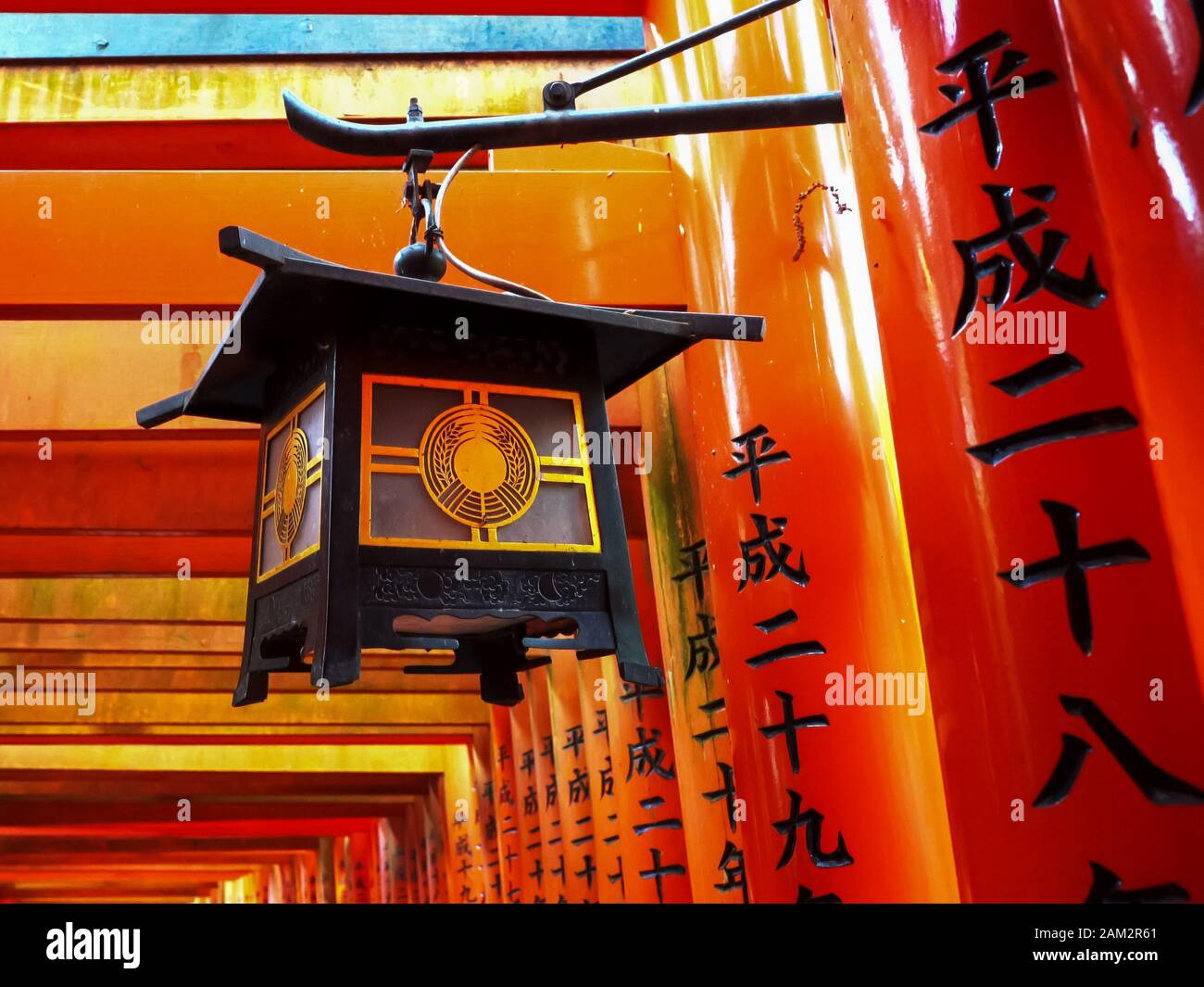 Kyoto, JAPON - 16 AVRIL 2018 : portes et lanternes Vermilion torii au sanctuaire de fushimi inari Banque D'Images