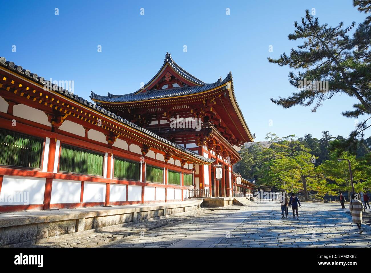 Nara, Japon - 16 décembre 2019 : Belle scène de la deuxième porte en bois Du temple Todaiji, c'est les destinations de voyage les plus célèbres de Nara cit Banque D'Images Nara, Japon - 16 décembre 2019 : Belle scène de la deuxième porte en bois Du temple Todaiji, c'est les destinations de voyage les plus célèbres de Nara cit Banque D'Images