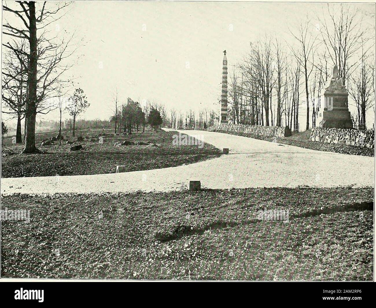 Vue historique de Gettysburg : illustrations en demi-ton de tous les monuments importants, vues et des endroits historiques sur la bataille de Gettysburg . igade, avançant juste au nord de l'Chambersburg pike, ont été leurs adversaires à ce point. La bataille fait rage à la fois allalong position farouchement couteliers, et ses hommes sont progressivement contraints de revenir au Séminaire Ridge, alors que certains étaient en danger imminent d'être capturés. Abrilliant gratuitement par la sixième du Wisconsin, qui était en réserve au séminaire des bâtiments, la position enregistrée pour un temps. Les withCutlers ils ont chassé les hommes plusieurs centaines de Dav Banque D'Images