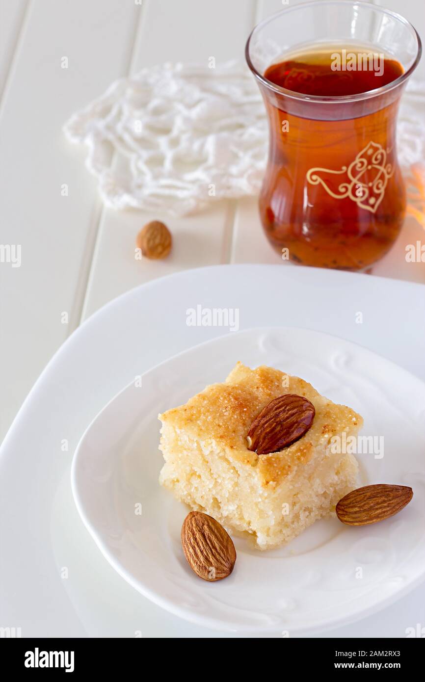 Piece Basbousa Traditionnel Arabe Semolina Gateau Avec Noix Orange Blossom Eau Vertical Espace Copie Blanc Arriere Plan Photo Stock Alamy