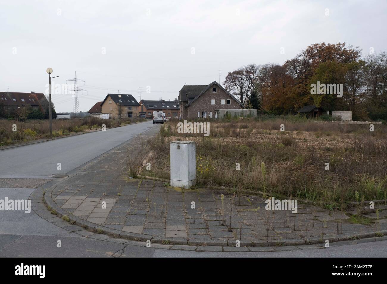 Armoire électrique isolée en bordure de route dans la ville minière de charbon abandonnée de Mannheim, en Allemagne Banque D'Images